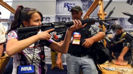 アメリカで、銃所持の自由により、年間数千人の子供が死傷