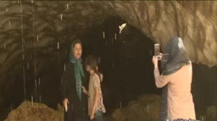 Ýaldyrakda Eýranyň Kuhrang etrabynyň Çama gowagynda buz görünýär