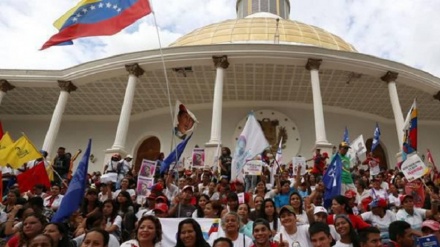 Venezolanos expresan apoyo a medidas económicas de Maduro