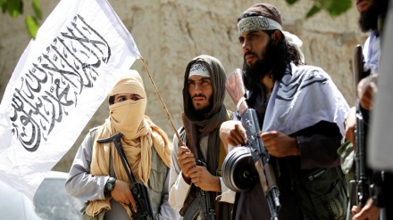 Talibãs atacam três autocarros e fazem mais de uma centena de reféns