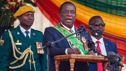 Zimbabwe president takes oath of office following disputed win
