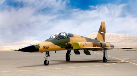 İran’ın ilk savaş uçağı görücüye çıktı