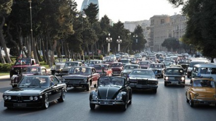 Parade von Retro-Autos in Baku