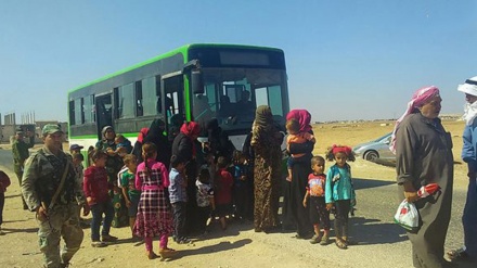 シリアで、民間人がテロリストの占領地域から政府軍の管轄地域へ移送