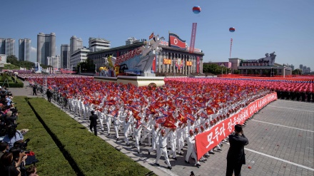 Parada e ushtrisë së Koresë Veriore me rastin e 70 vjetorit të pavarësisë së këtij vendi