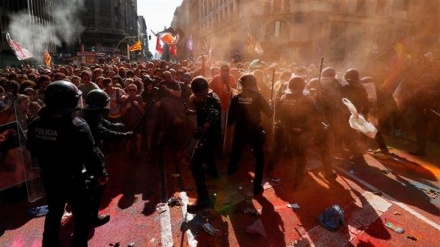 Scuffles break out between police and Catalan independence supporters 