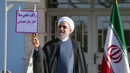 Presidente Rouhani toca sino para novo ano escolar no Irã