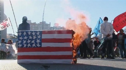 Anti-G20 protesters set US flag on fire in Argentina