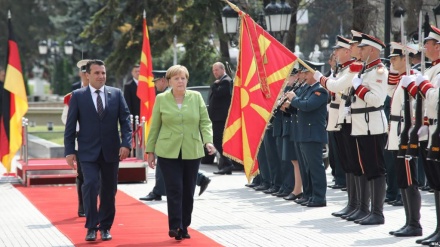 Apeli i Merkel për maqedonasit: Dilni në referendum, mos rrini në shtëpi
