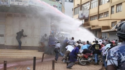 Polisi mjini Kampala wapambana na vijana wenye hasira + Sauti