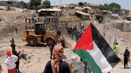 Me qindra palestinezë pengojnë dëbimin e banorëve nga fshati Khan Al-Ahmar
