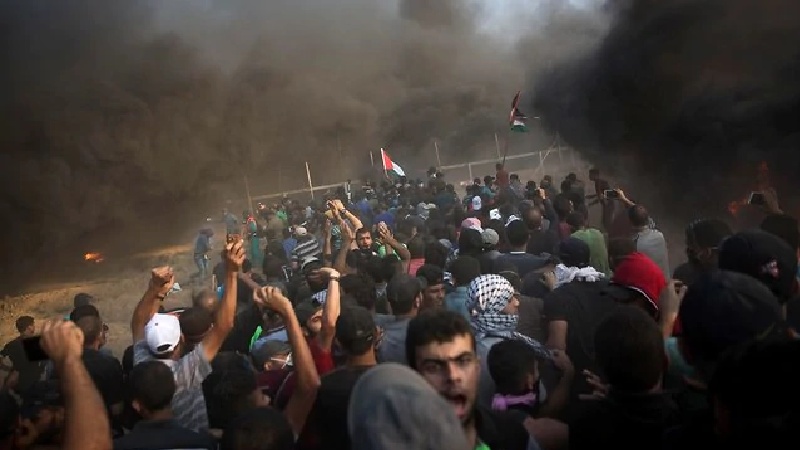 パレスチナ人の平和的な抗議行進