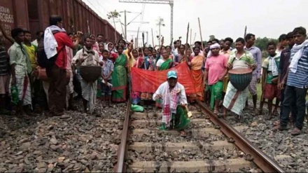 ভাষা রক্ষার দাবিতে ভারতের ৩ রাজ্যে রেল অবরোধ, বহু ট্রেন বাতিল