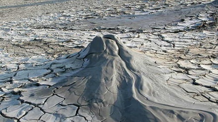 アゼルバイジャン共和国で、世界第２の泥火山が噴火