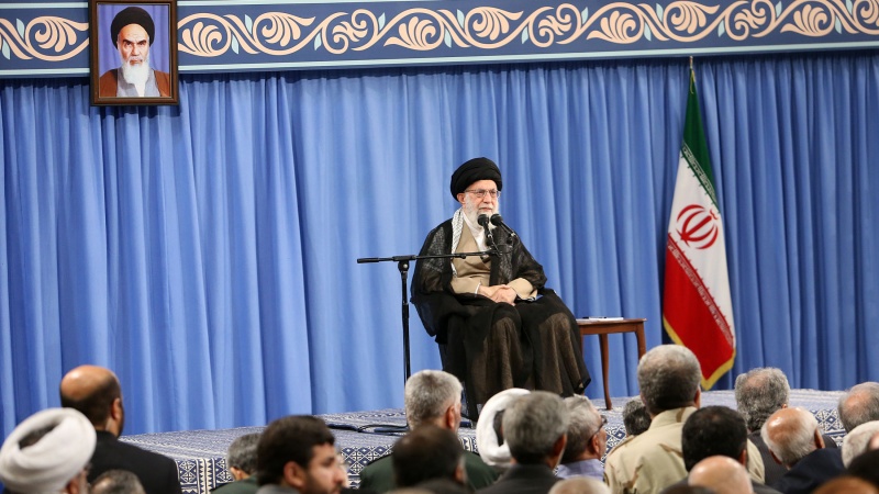 Líder insta narradores a mesclar história da Defesa Sagrada com a nação iraniana (+fotos)
