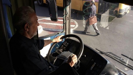 ऐसे होते हैं इमाम हुसैन के चाहने वाले... तेहरान के एक बस चालक का अलग अंदाज़ ...किराया लेने से पहले नाम पूछता है...लेकिन क्यों?