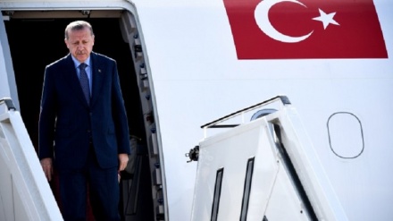 Germania: Erdogan atterrato a Berlino, città blindata