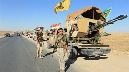 Combattenti iracheni al confine con Siria durante pellegrinaggio Arbaeen