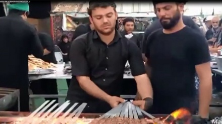 Menyajikan Makanan Gratis kepada Pezirah Arbain 