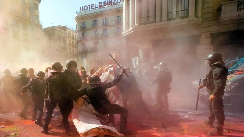 En libertad los seis detenidos por actuar contra los Mossos en Barcelona