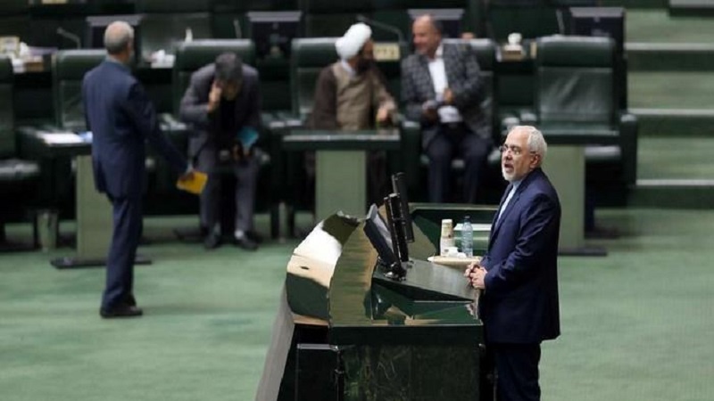 Zarif  no Parlamento explicando  adesão do Irã ao tratado de Combate ao Financiamento do Terrorismo (CFT)