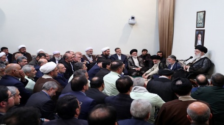 Ayetullah Hamenei: İslam inkılabının siyasi mesajları İslam dünyasına ulaştırılmalı