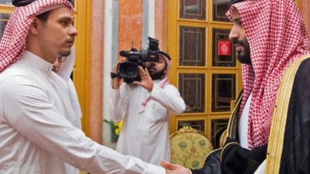 Tatapan Tajam Putra Khashoggi ke Wajah MBS