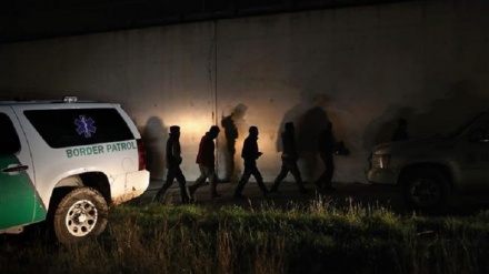 কাগজপত্রহীন শিশুদেরকে নির্জন মরুভূমিতে নিচ্ছে ট্রাম্প প্রশাসন