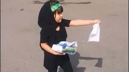 Menawarkan Tisu kepada Peziarah Arbain