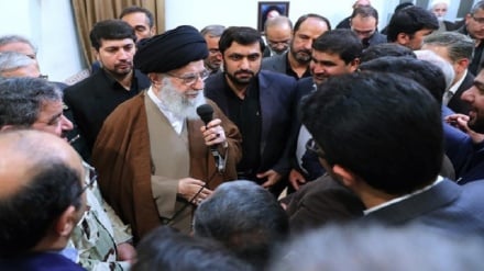 Lideri suprem i Revolucionit Islamik të Iranit pret në takim drejtuesit e mbrojtjes civile