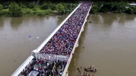 Video: Policía de México bloquea el paso de migrantes hondureños