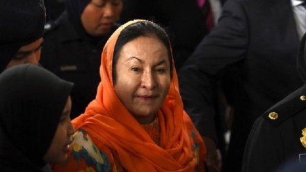 Malesia: riciclaggio denaro, 17 accuse a moglie ex premier