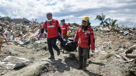 Indonesia finds more bodies as death toll from quake nears 2,000