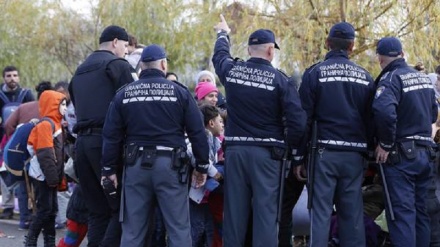 Migranti al confine Bosnia e Croazia, scontri e feriti