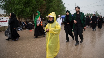 (FOTO) Arbaeen, pellegrini sotto pioggia verso Karbala - 2