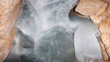 Keindahan Gua Es di Pegunungan Dena