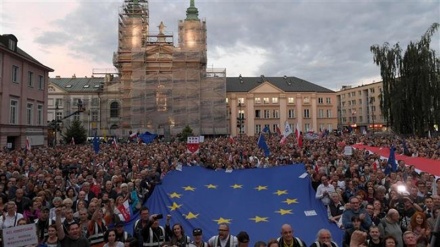 EU top court orders Poland to suspend Supreme Court retirements