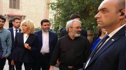 Istri Presiden Perancis Kunjungi Masjid Bersejarah Iran