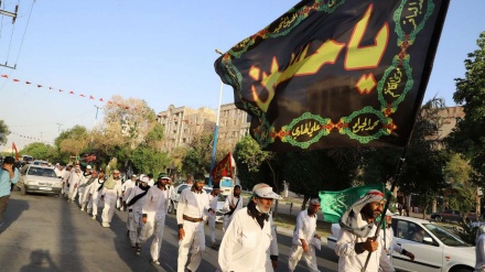 Peregrinos iraníes caminan hacia Karbala para conmemorar Arbain+videoclip