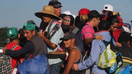 Caravana de migrantes huye de miseria y busca desvanecido sueño americano 