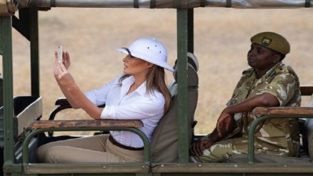 Melania Trump vestita da colonialista fa arrabbiare gli africani