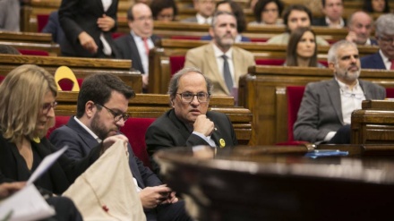 Parlamento catalán pide abolición de una institución antidemocrática como monarquía española