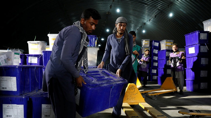 Afeganistão: Votação se prolongam após atrasos e violência 