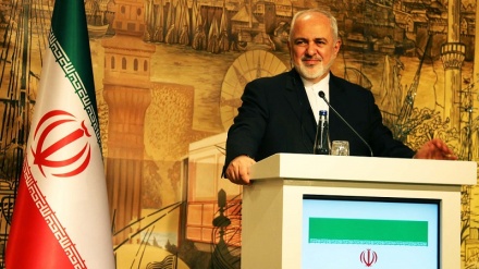 Zarif: halkara köpçüligi Amerikanyň gadaganlyklarynyň garşysynda durandyr