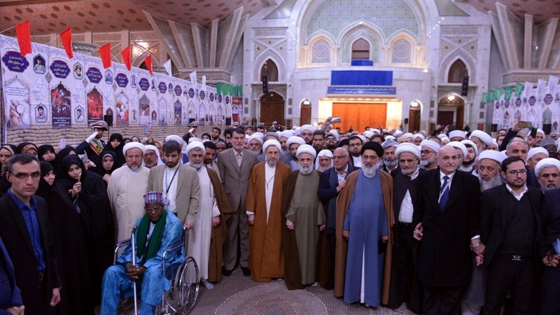 ادای احترام میهمانان کنفرانس بین المللی وحدت اسلامی به مقام شامخ امام خمینی (ره)