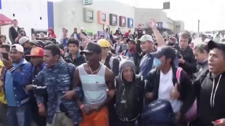 Mexico: Refugee caravan blocks border bridge (Video)