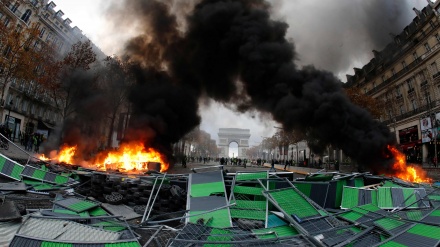 フランスで、警察が市民による新たな抗議行動に備えて厳戒態勢