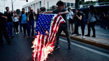 ギリシャで、米の政策への抗議者が星条旗を焼却（動画）