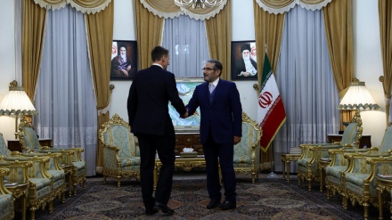 Shamkhani në takim me Hunt: Aleatët e SHBA bashkëpunëtorë në krimet e Trump

