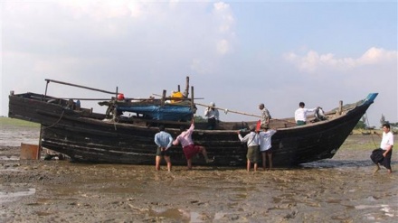 Bangladesh detains 10 Rohingya refugees heading for Malaysia